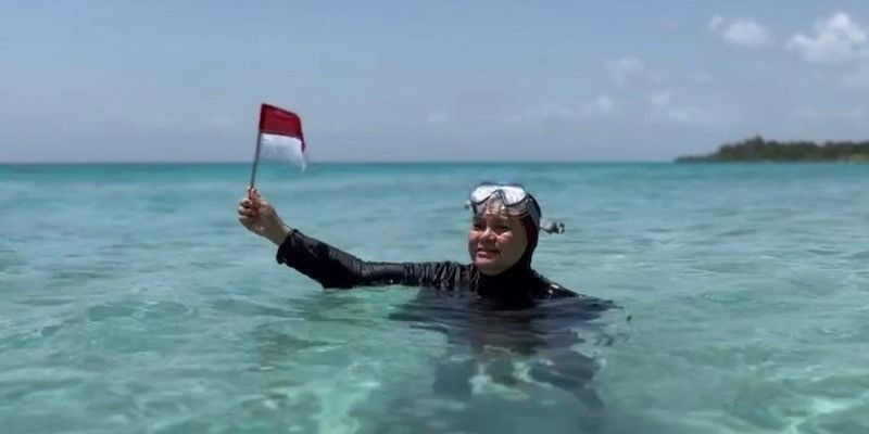 Duta Besar RI untuk Kuba, Nana Yuliana usai melakukan pengibaran Bendera Merah Putih di dalam Laut Karibia dalam rangka peringatan HUT Ke-78 Kemerdekaan RI, Kamis (17/8)/Ist