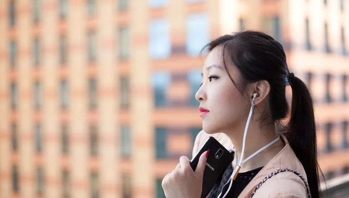 Penggunaan earphone yang terlalu lama dengan volume suara tinggi, dapat merusak telinga hingga berisiko kehilangan pendengaran/Net