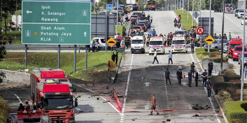 Pesawat sewaan itu berisi enam orang penumpang dan dua kru. Seluruhnya tewas usai pesawat jatuh dan menghantam kendaraan yang melintas/CNN