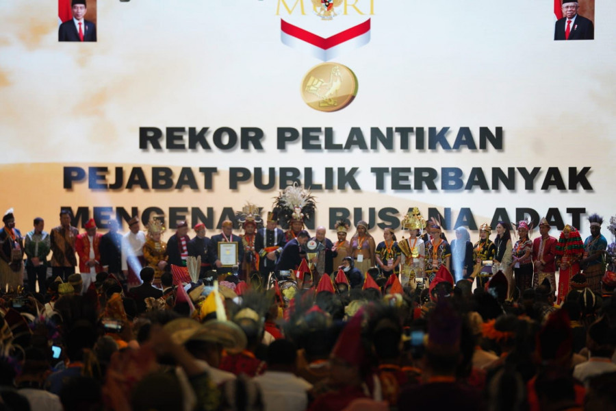 Bawaslu berhasil mencetak rekor dunia dengan melantik 1912 pejabat publik. Para pejabat publik tersebut mengenakan pakaian adat dari daerah masing-masing/Ist