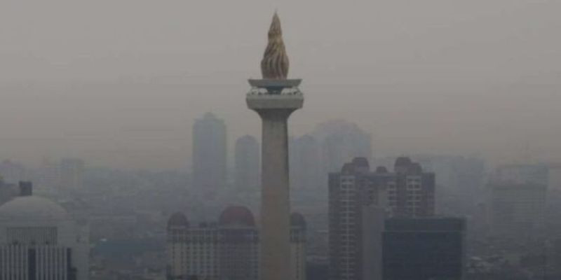 Gedung-gedung yang berada di belakang Monas tidak nampak jelas, karena tertutup kabut yang dihasilkan dari asap knalpot kendaraan/Net