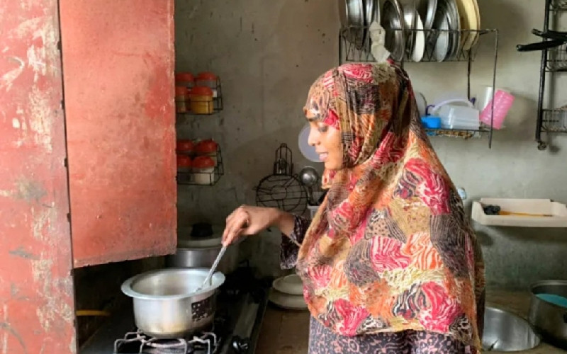Aisha Faisal yang tinggal di Karachi memasak makan malam sederhana untuk keluaga/Al Jazeera