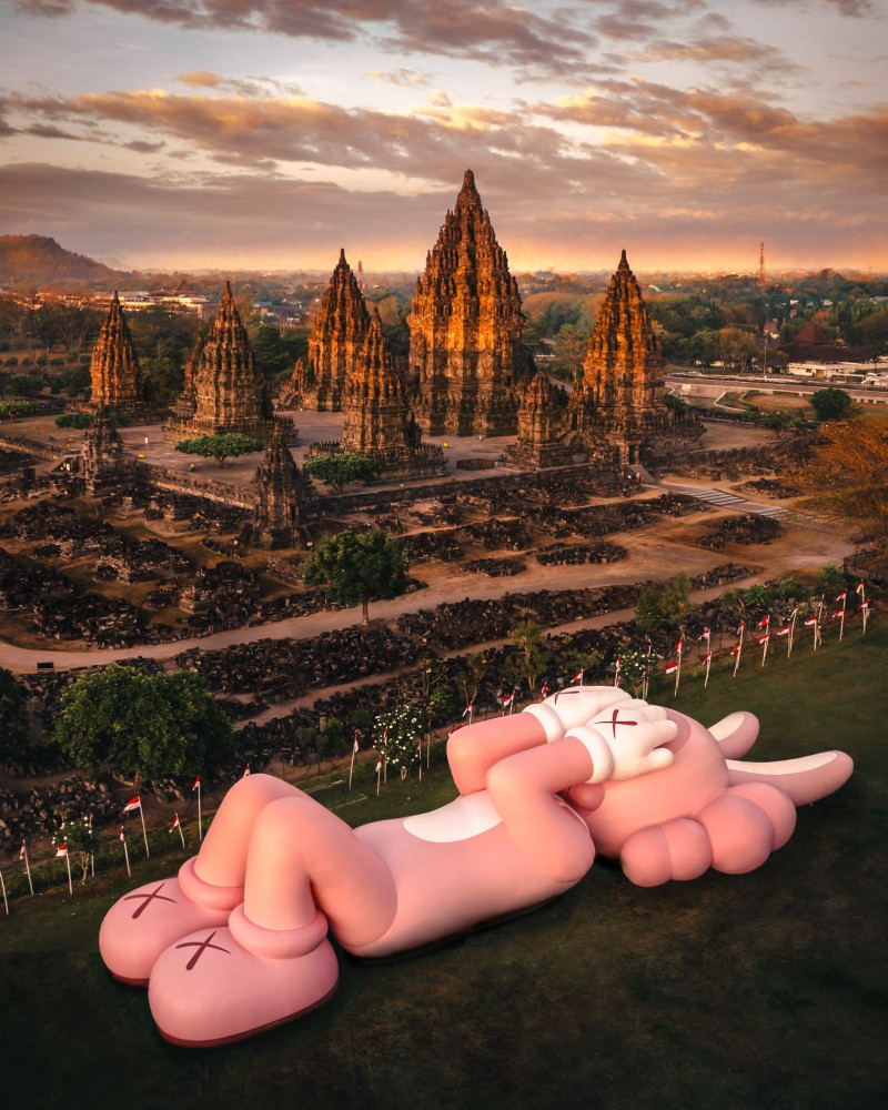 Penampakan hasil karya KAWS: HOLIDAY di Candi Prambanan, Yogyakarta/Ist