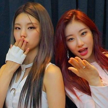 Yeji dan Chaeyeong Itzy juga menjadi alumni SBS pada tahun yang berbeda. Kini, keduanya ditunjuk sebagai mentor untuk memberikan pelatihan vokal dan tari kepada para kontestan/Net