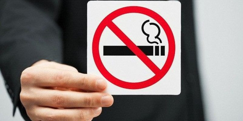 Ilustrasi larangan merokok di tempat umum/Net 