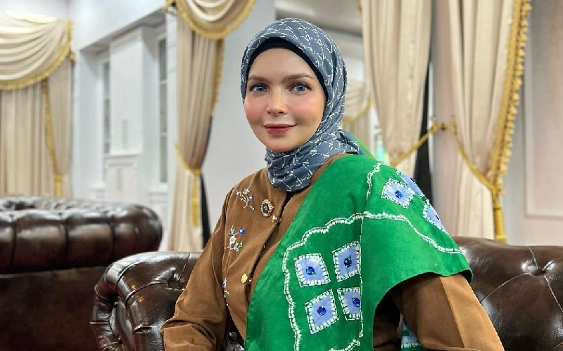Vivi bangga kenakan baju Getang khas Banjar/@mrsvivi