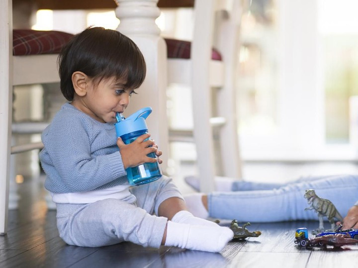 Penting mengajari anak untuk terbiasa minum air putih sebagai salah satu langkah mengurangi polutan yang masuk ke dalam tubuh. Air putih dipercaya membantu menetralisir polusi udara/Net