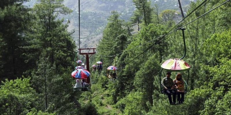 Lift kursi biasanya dijadikan salah satu wahana hiburan bagi warga Pakistan, terutama saat libur Lebaran. Namun bagi warga Battagram, lift kursi ini menjadi alat transportasi menuju sekolah/Net 