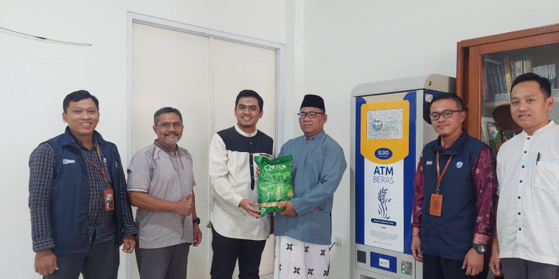 Penyerahan beras lewat program ATM beras yang dijalankan Close Loop PT KMM Dompet Dhuafa dan YBM BRILIaN diharapkan dapat membantu masyarakat dalam ketersediaan pasokan beras/Ist