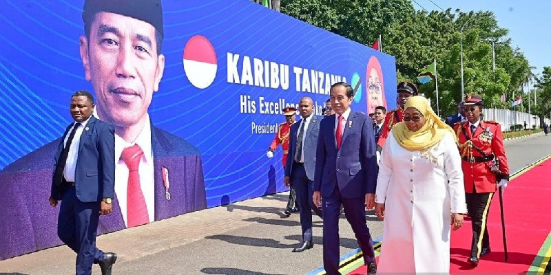 Presiden Joko Widodo berjalan bersama Presiden Tanzania Samia Suluhu Hassan dalam upacara penyambutan di Dar Es Salaam, Tanzania (22/8)/Biro Pers Sekretariat Presiden