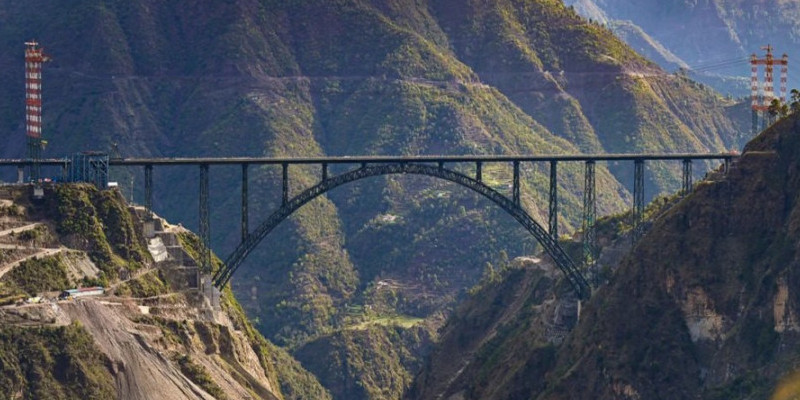 Jembatan Chenab ini didapuk sebagai jembatan tertinggi di dunia, dengan ketinggian 359 meter di atas permukaan sungai Chenab. Tingginya bahkan melebihi Menara Eiffel/Net