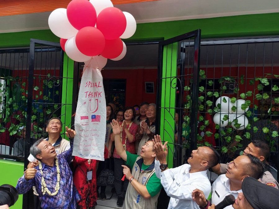 Para tamu undangan melepas balon persahabatan Taiwan-Indonesia sambil berdoa memohon berkah. Mereka hadir untuk membuka kembali PAUD yang dulu sempat roboh karena musibah gempa bumi/Ist