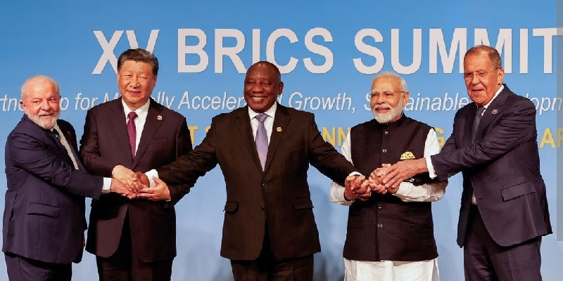 Pemimpin negara anggota BRICS (ki-ka): Luiz Inacio Lula da Silva (Brasil), Xi Jinping (China), Cyril Ramaphosa (South Africa), PM Narendra Modi (India), dan Menlu Sergei Lavrov (Rusia)/Reuters