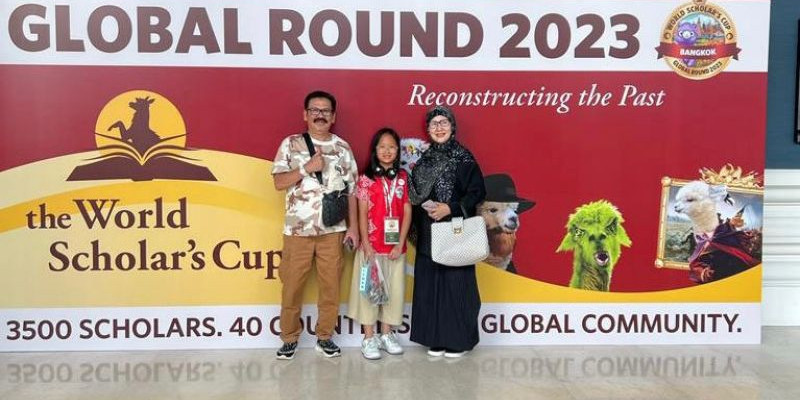 Ilham Bintang bersama istri dan cucu yang hendak Masuk Arena Lomba Essay dan Debat tingkat Dunia/IST