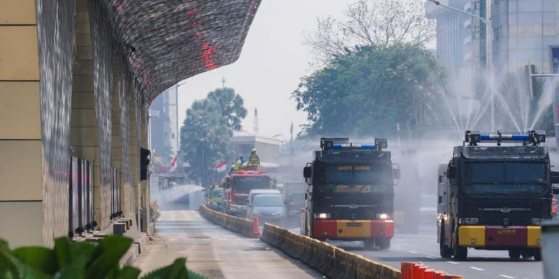 Dinas Gulkarmat DKI Jakarta dibantu sejumlah pihak melakukan penyiraman jalan protokol untuk mengusir hawa panas dan menghilangkan debu yang ditimbulkan dari cuaca ekstrem/Net
