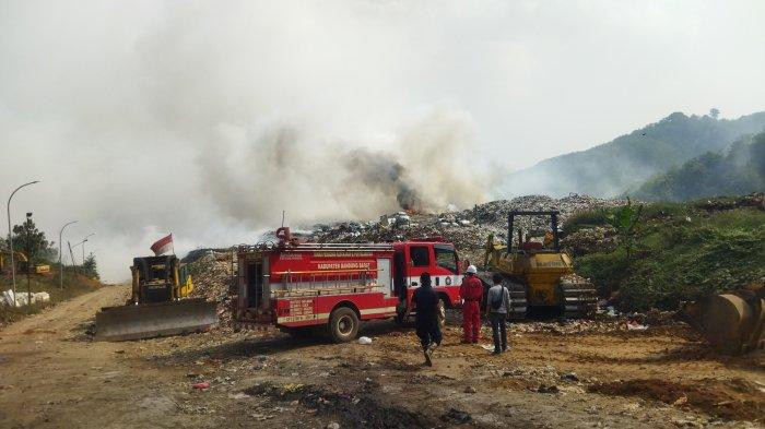 Sejumlah petugas pemadam kebakaran terus berupaya memadamkan api yang menghanguskan satu hektar tumpukan sampah di TPA Sarimukti, Kabupaten Bandung, pada Kamis (24/8)/Tribun Jabar