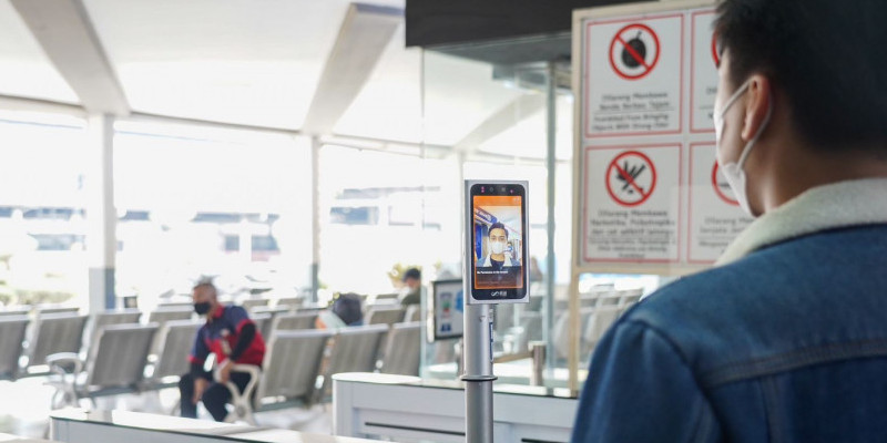 Pelanggan Kereta Api menggunakan Face Recognition Boarding Gate/PTKAI