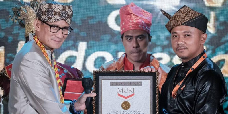 Menparekraf Sandiaga Salahuddin Uno secara simbolis memberikan penghargaan Rekor MURI kepada salah satu peserta ADWI 2023 di ajang Malam Anugerah Desa Wisata Indonesia (ADWI) 2023/Kemenparekraf