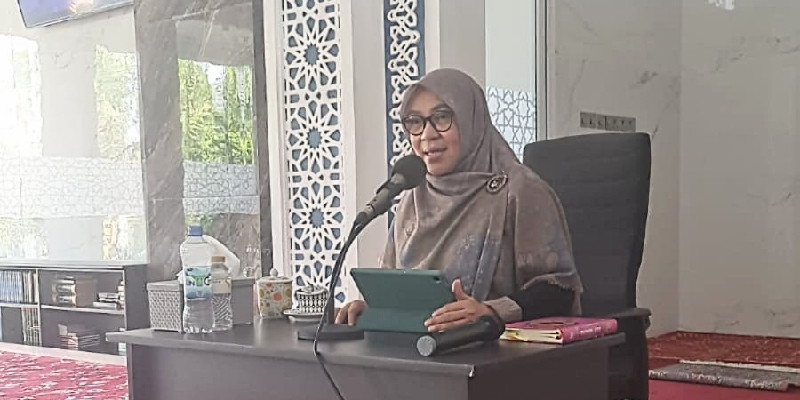 Ir. Hj. Chairun Nisa, MM saat memaparkan materi 