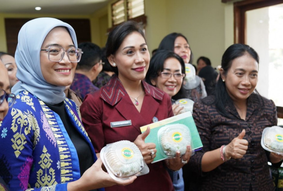 Menteri PPPA Bintang Puspayoga saat menunjukkan hasil karya UMKM Bali yang menjadi benteng pertama kemandirian perempuan. Menteri Bintang juga berharap perempuan melek digitalisasi/Net