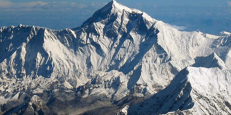 Gunung Everest merupakan gunung tertinggi di dunia. Rabung puncaknya menandakan perbatasan antara Nepal dan Tibet; puncaknya berada di Tibet/Net