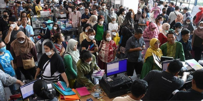 Warga ramai-ramai membeli barang cuci gudang toko Gunung Agung Kwitang, Jakarta (29/8/23)/ANTARA