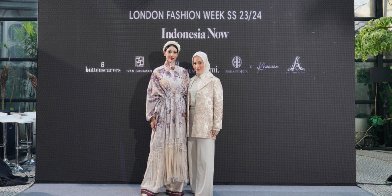 Allyssa Hawadi bersama model yang membawakan koleksinya yang akan dipresentasikan di London Fashion Week 2023/2024/Ist