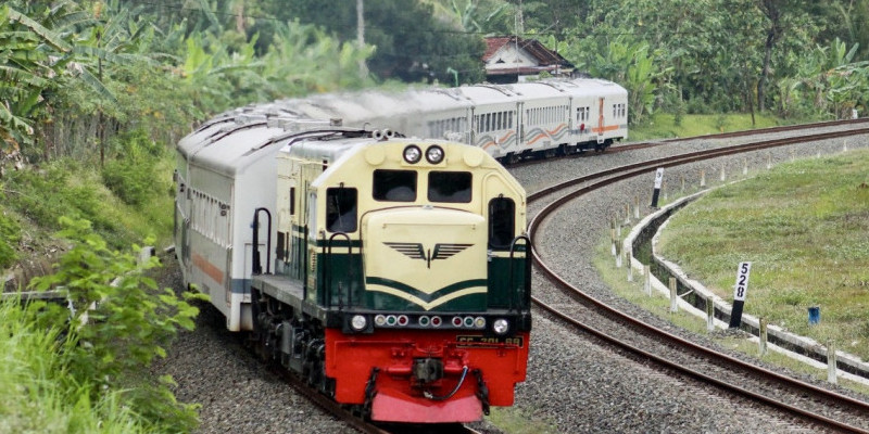 Ilustrasi Kereta Api Indonesia melintas di salah satu rel di Jakarta/Net