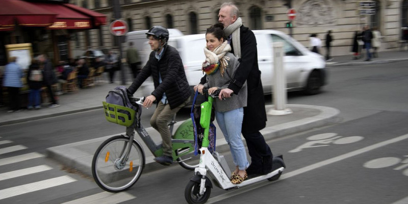 Tanpa helm dan seringkali dikendarai lebih dari satu orang, menjadi alasan kota Paris melarang pemakaian skuter listrik/Net