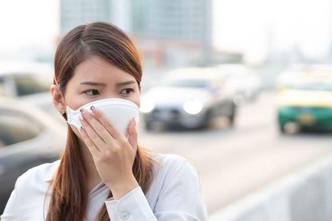 Memakai masker menjadi salah satu cara untuk mengurangi paparan polusi udara/Net