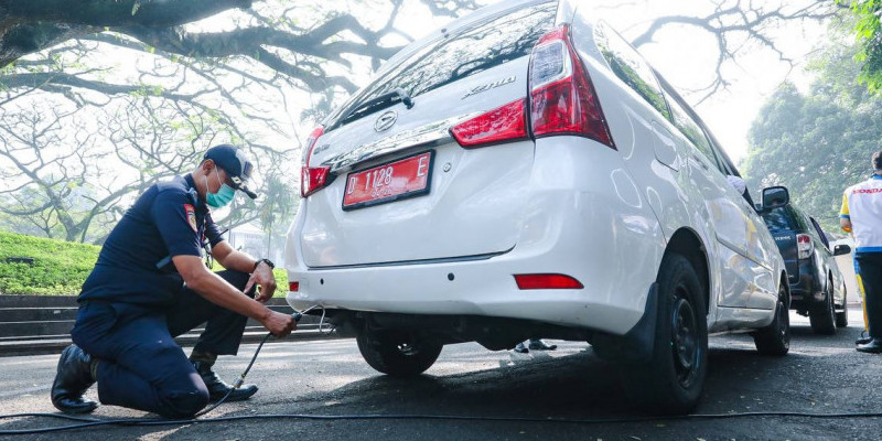 Petugas melakukan pemeriksaan terhadap salah satu kendaraan operasional Kedinasan di Bandung Jawa Barat guna mengurangi Polusi Udara/NET