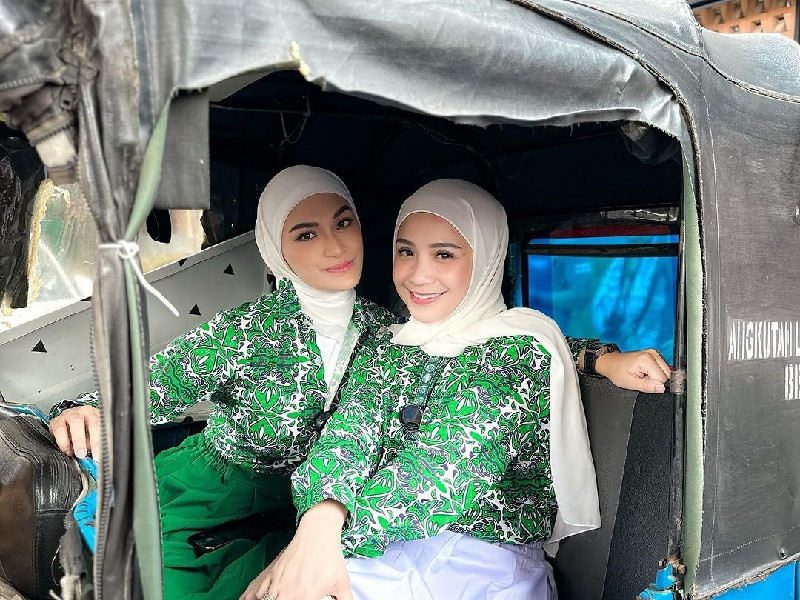 (Ki-ka) Putri Zulkifli Hasan & Nagita Slavina kenakan seragam batik SMP/@putri_zulhas