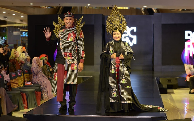 Wali Kota Bekasi Tri Adhianto dan istri, Wiwiek Hargono di atas catwalk Bekasi City Fashion Movement (1/9/2023)/FARAH-Agung Hadiawan