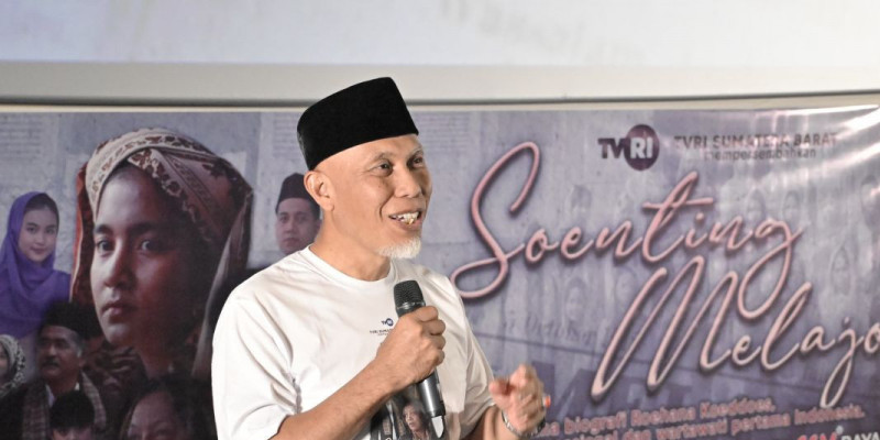 Gubernur Sumatera Barat Mahyeldi saat membuka gala premier film Soenting Melajoe di bioskop Padang/Net