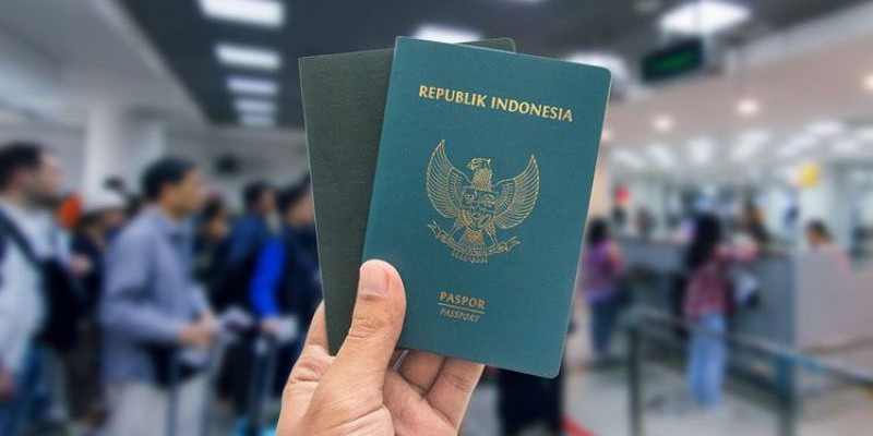 Ilustrasi paspor dalam bentuk buku atau paspor fisik/NET