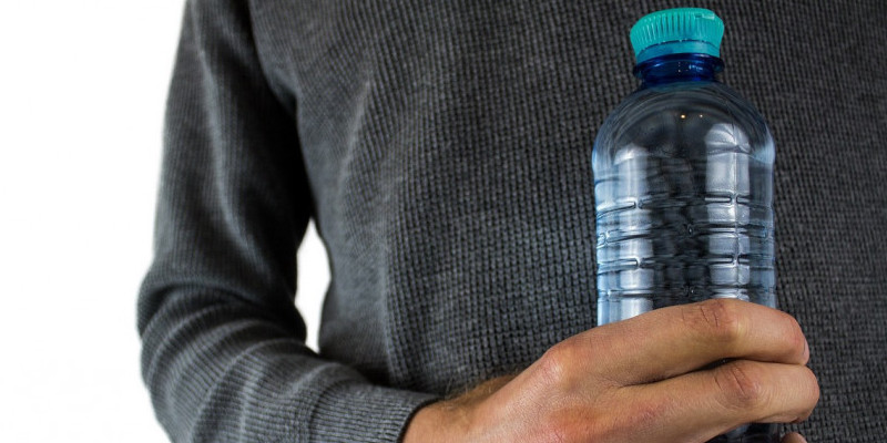 Ilustrasi konsumsi air mineral dalam kemasan belum seratus persen baik untuk tubuh/NET 