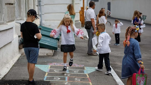 Anak-anak Ukraina tampak bahagia bisa kembali ke sekolah/Net