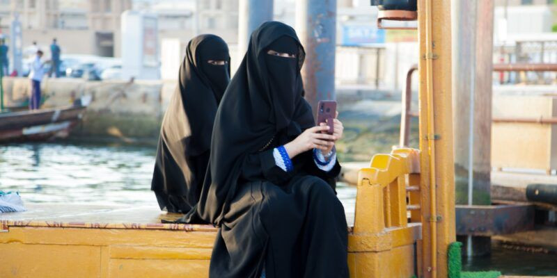Perempuan-perempuan muslim mengenakan abaya/Net