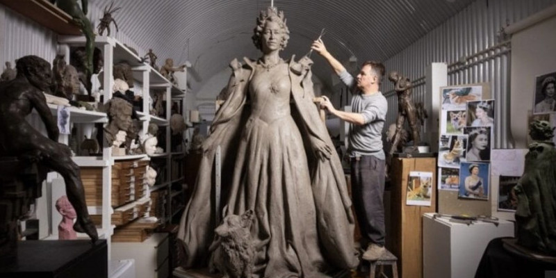 Hywel Bran Pratley sedang membuat patung Ratu Elizabeth II untuk diletakkan di luar perpustakaan umum Oakham/Net