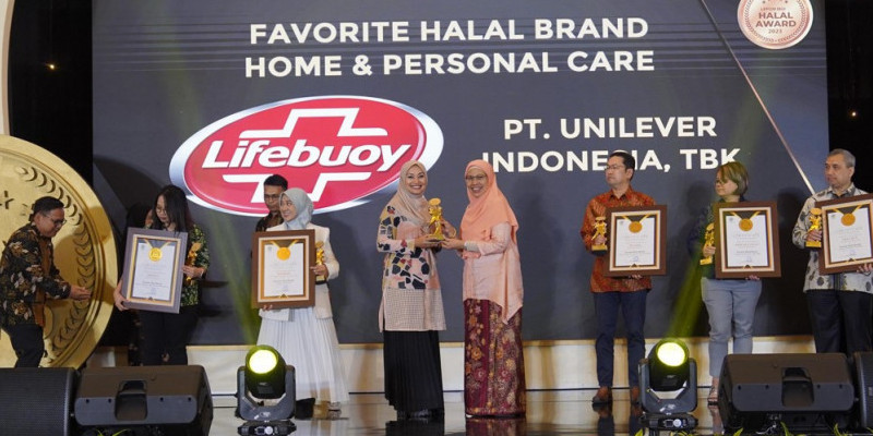 Head of Personal Care Innovation and MCOE Unilever Indonesia menerima penghargaan Favorite Halal Brand untuk Lifebuoy di kategori Home & Personal Care/Ist