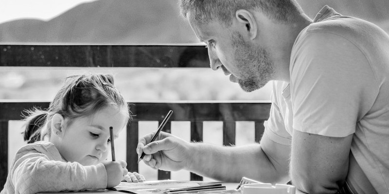 Ilustrasi kegiatan kreatif ayah bersama anak/Pixabay