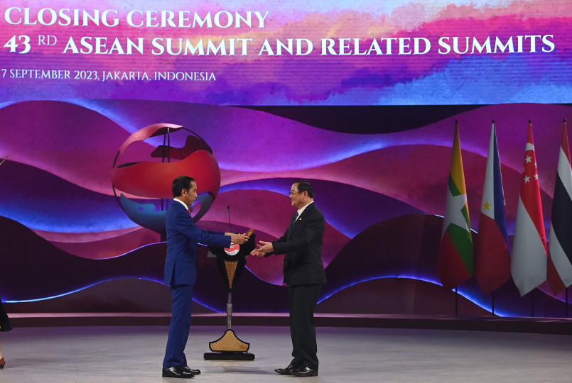 Presiden Joko Widodo menyerahkan tongkat estafet ketua ASEAN kepada Perdana Menteri Laos Sonexay Siphandone/Kemenkominfo