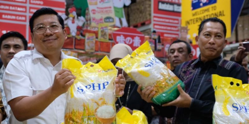 Kepala Bapanas saat melakukan sidak beras SPHP di Lottemart Wholesale Pasar Rebo, Jumat (8/9)/Net