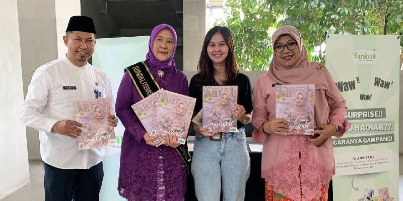 Bunda Literasi Jakarta 2023 Mirdiyanti Heru Budi Hartono (kedua dari kiri) mengunjungi booth Farah.id di Festival Literasi Jakarta (8/9)/FARAH