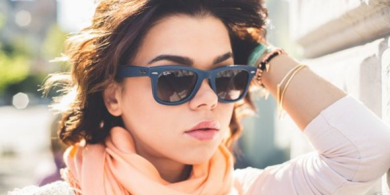 Perhatikan sisi kanan dan kiri dari kacamata Ray-Ban. Di situ akan terlihat mana produk yang asli dan bukan/Net