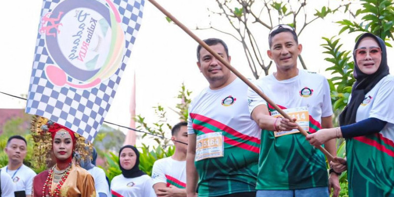 Menparekraf Sandiaga melakukan flag off bagi para pelari yang berpartisipasi dalam event olahraga ini di Truntum Hotel Padang, Sumatera Barat, Sabtu (9/9)/NET