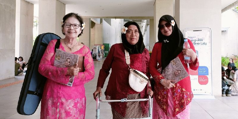 Ibu Sri Rahmat (tengah) diapit dua sahabat dari Biola Indah yang juga anggota komunitas Perempuan Berkebaya/FARAH