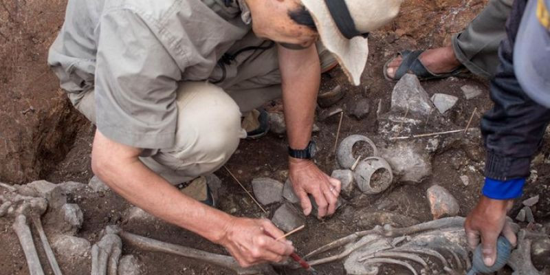 Para arkeolog bekerja di situs makam berusia 3.000 tahun yang mereka yakini berisi dukun sakti di Pacopampa, Peru/NET 