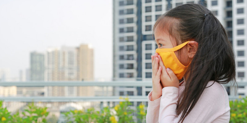 Ajarkan dan ingatkan anak untuk mengenakan masker, karena polusi udara di ibu kota masih tinggi/Net 