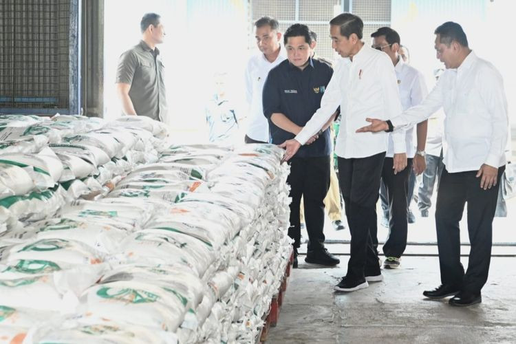 Presiden Joko Widodo saat meninjau pasokan beras di Bulog Bogor, Senin (11/9)/Net
